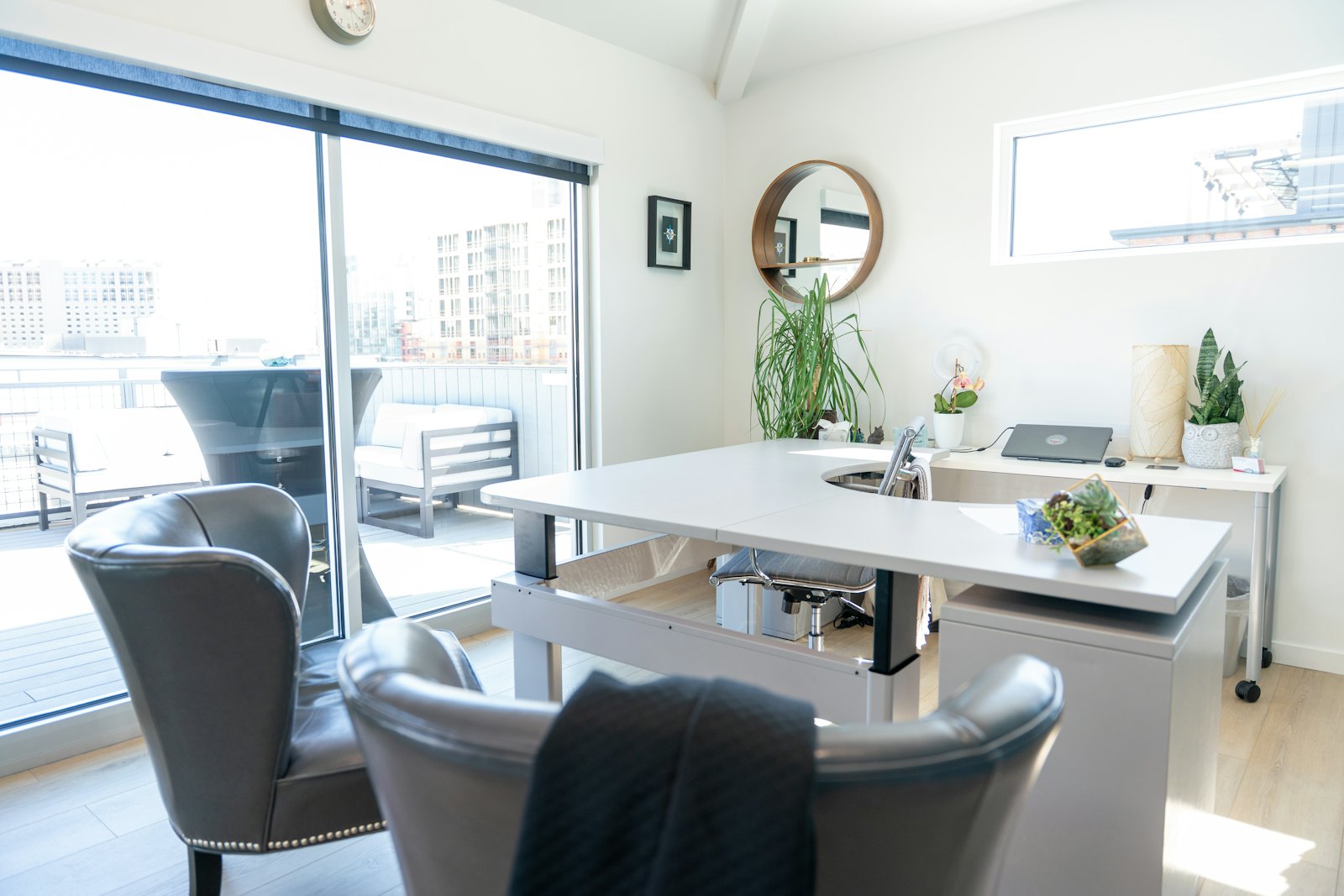 Licht, schoon en modern interieur met daglicht