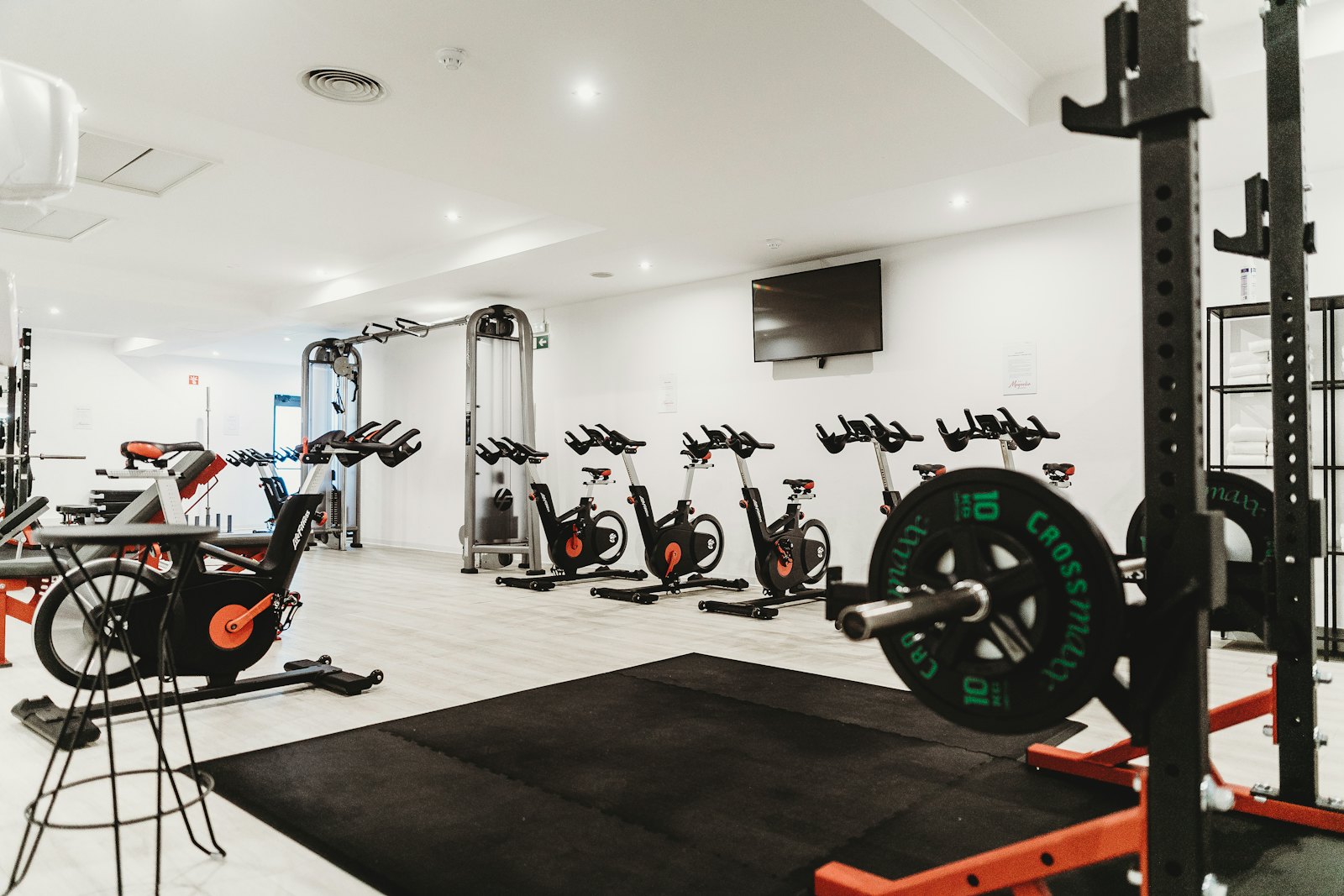 Lege sportschool met rijen cardioapparatuur
