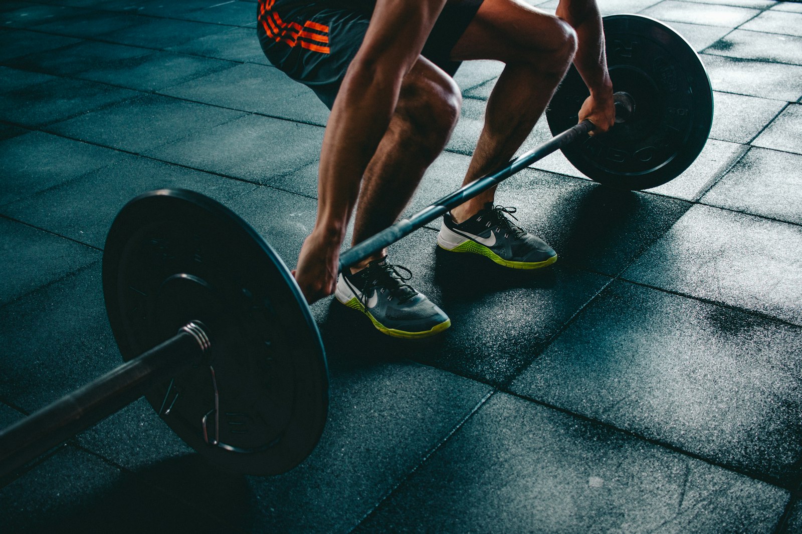 Schone moderne sportschool met dumbbells en krachtapparatuur