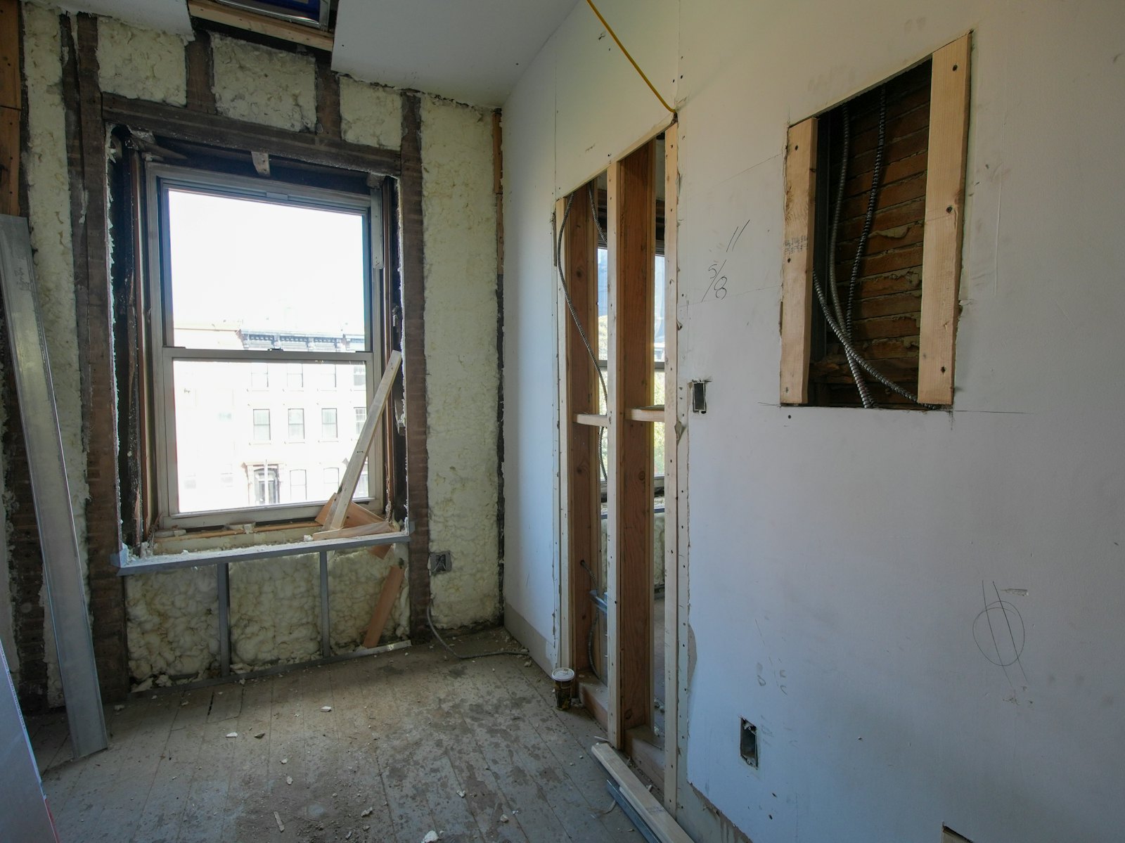Ruimte in renovatie, klaar voor schoonmaak