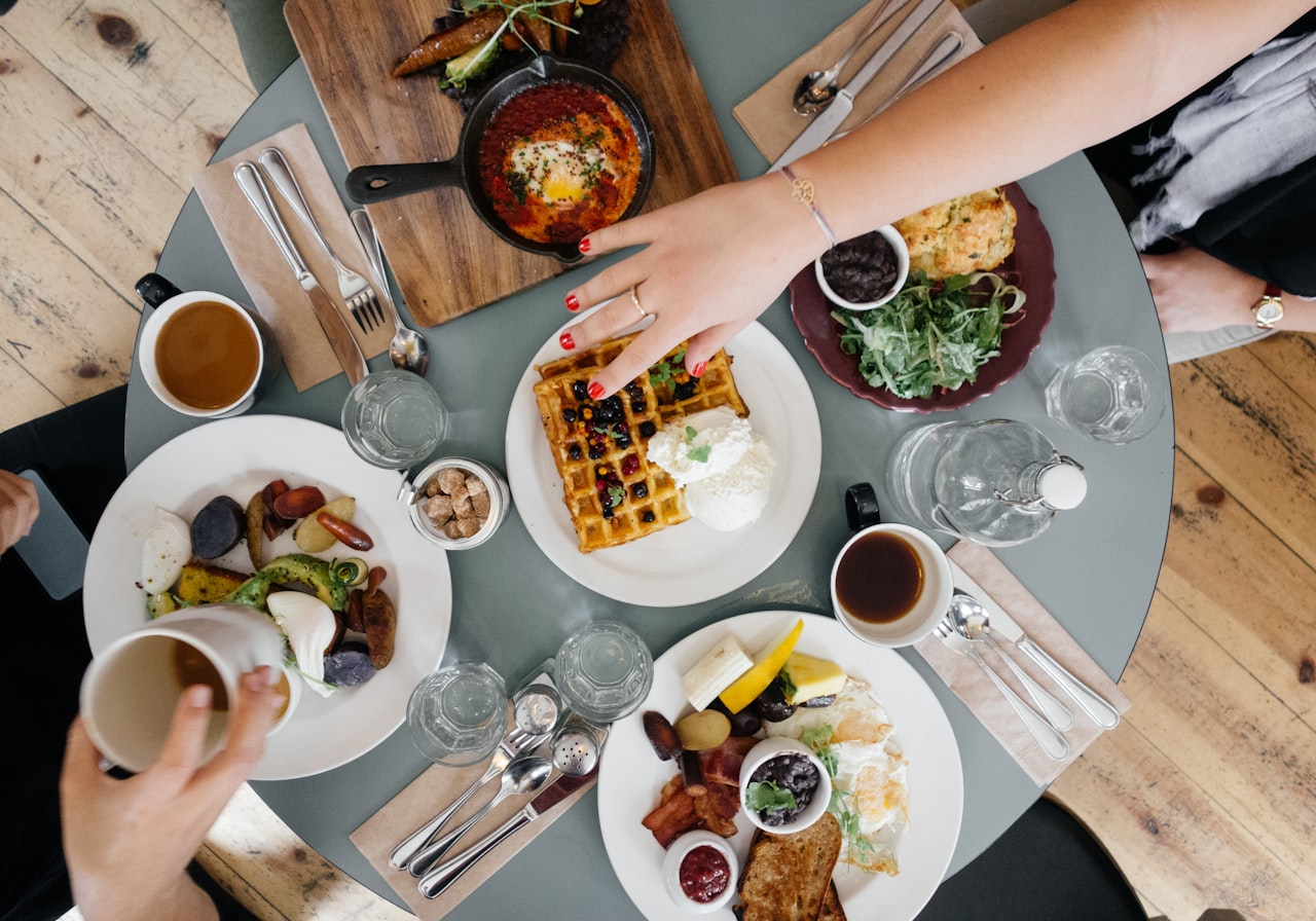 Koks aan het werk in een drukke restaurantkeuken